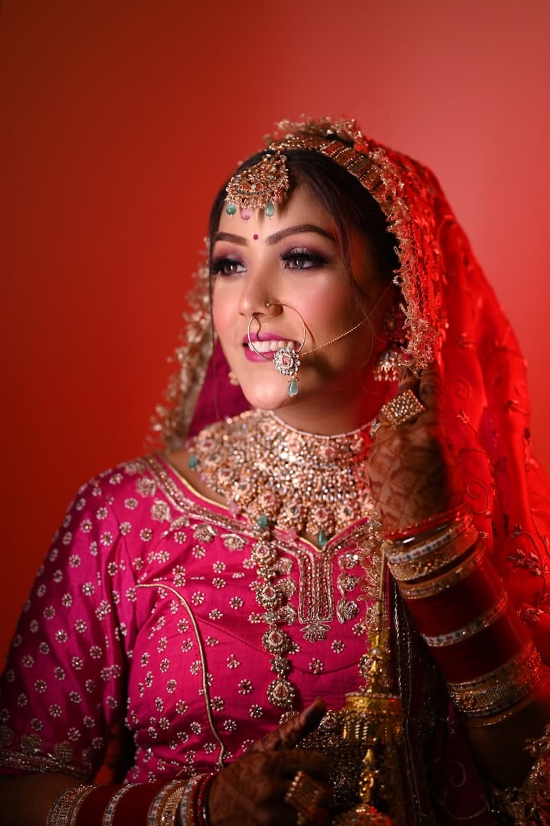 Bridal look in soft pink with gold jewellery